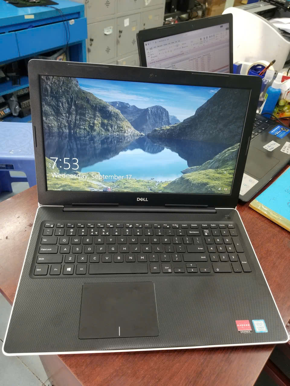 Dell Inspiron 3583: CPU I5 - 8265U; Ram 8G